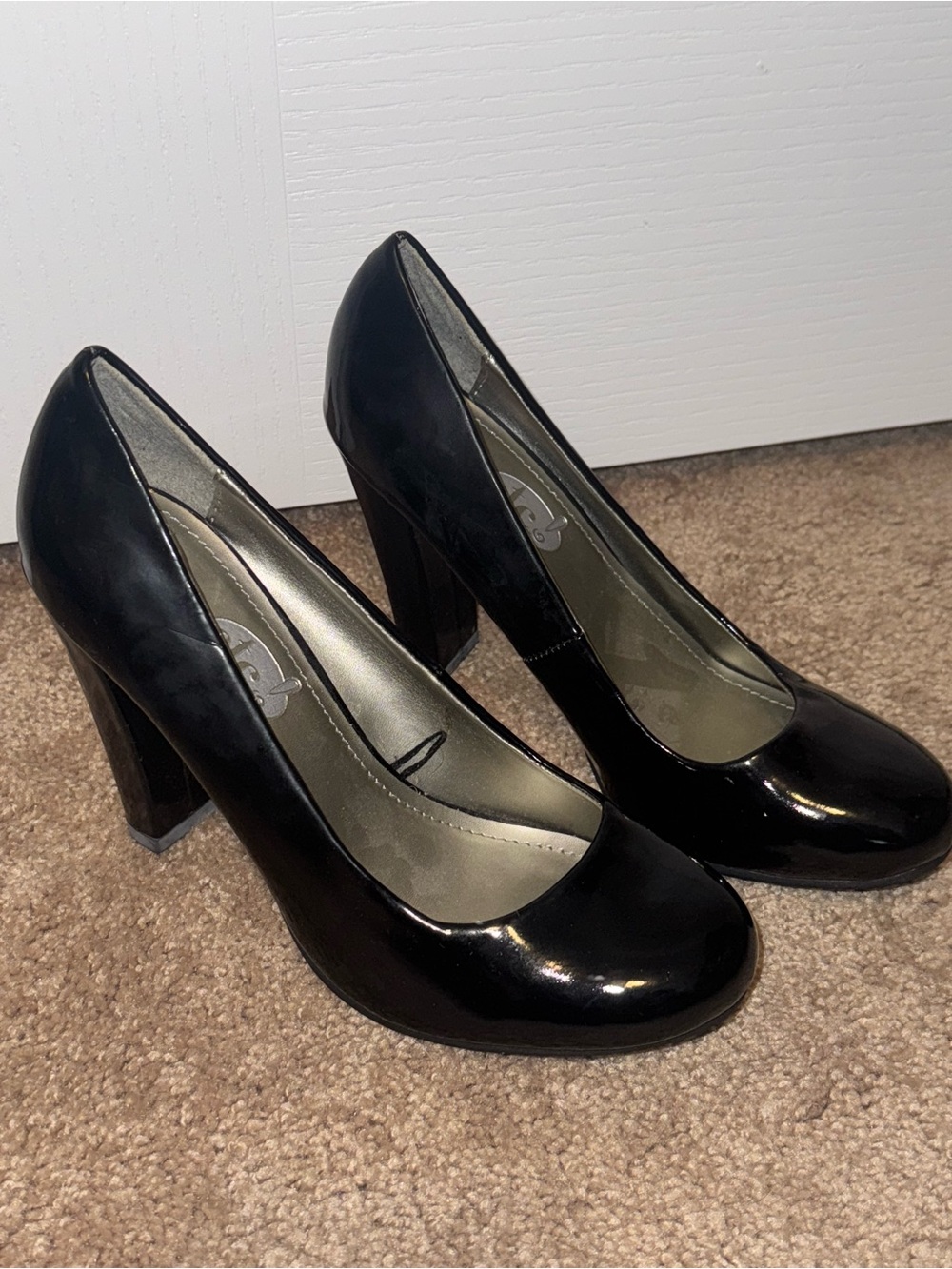 Rue 21 Classic Women's Black Patent Round-Toe Pumps